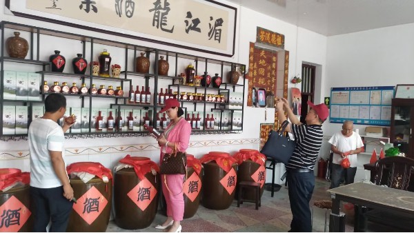 雅大白酒釀酒設(shè)備帶你走進(jìn)湄江龍酒業(yè)，見證他是怎樣一步步發(fā)展壯大的