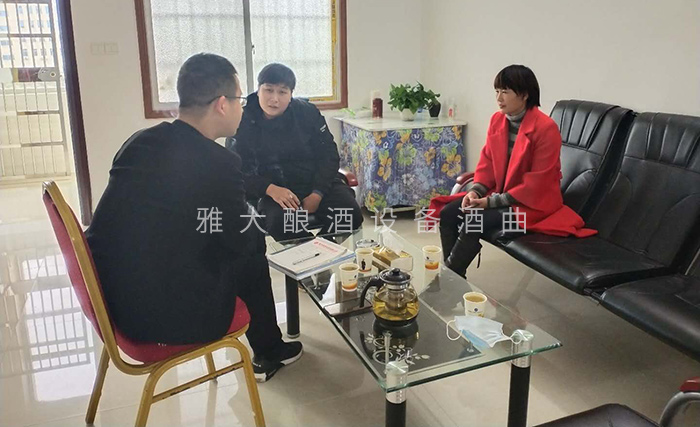 蔣老師正在跟學(xué)員親切交談，了解當(dāng)?shù)鼐剖袌霈F(xiàn)狀700