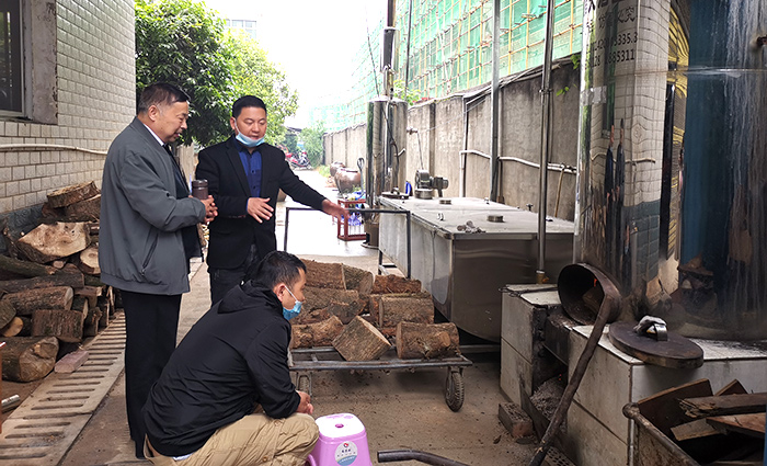 1000型大型釀酒設(shè)備正在蒸酒，劉老師為學(xué)員講解鍋爐的使用700