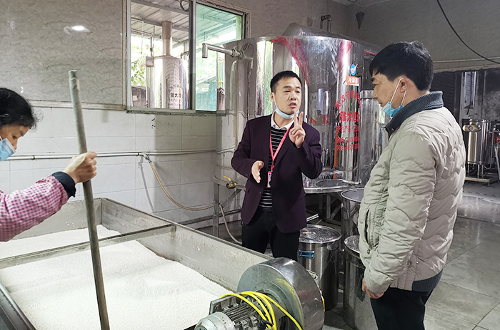 酒廠阿姨正在泡大米，唐老師為學(xué)員現(xiàn)場講解攤晾蒸煮釀酒設(shè)備700