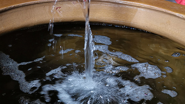 引進(jìn)先進(jìn)的大型釀酒設(shè)備機(jī)械化生產(chǎn)，將小曲清香型白酒發(fā)揚(yáng)光大