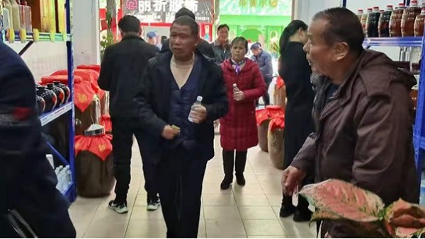 農(nóng)村創(chuàng)業(yè)好項目：引進電加熱釀酒設(shè)備，一邊釀酒一邊養(yǎng)雞