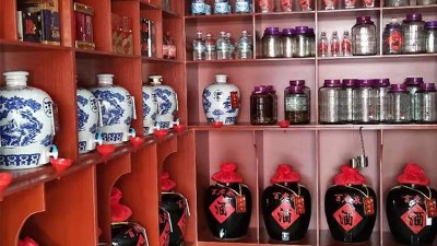 瓶裝酒橫行，是什么讓人們再次愛上小型酒廠釀酒設(shè)備生產(chǎn)的散酒？