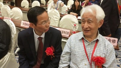 季老說喝不起茅臺喝農村烤酒設備釀的五糧酒，這是...