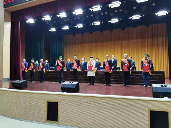 出席領(lǐng)導向受表彰的18位勞模、先進工作者頒發(fā)榮譽證書