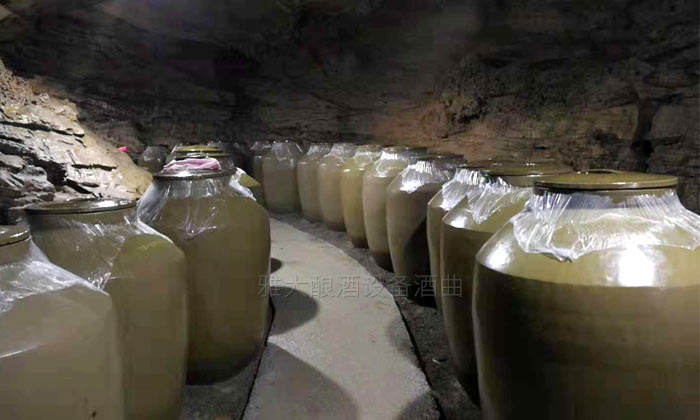 10.3用中型釀酒設(shè)備做洞藏酒，陶缸為首選容器