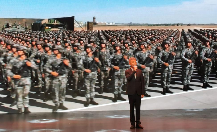 10曲藝名家、原火箭軍文工團團長周煒演唱歌曲《綠色軍衣》