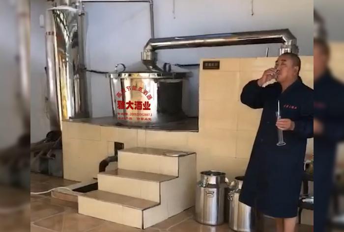 2.12剛從雅大釀酒機(jī)械接出來(lái)的酒，溫度在30度左右