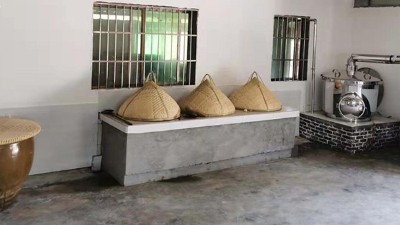 1臺(tái)傳統(tǒng)釀酒設(shè)備+幾口大缸+70平米民房，釀酒就這么簡(jiǎn)單