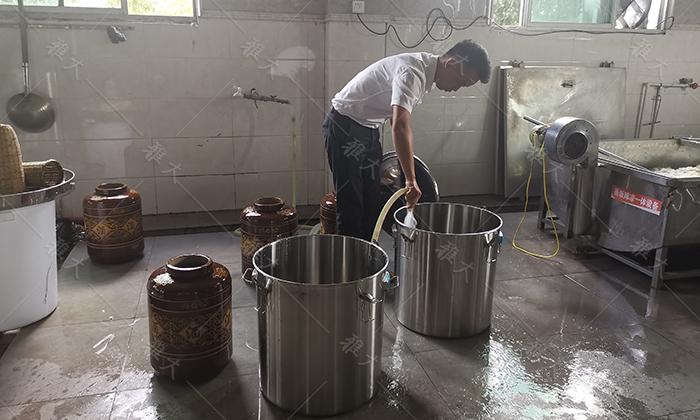 用電加熱釀酒設(shè)備做固態(tài)酒，怎樣做好場(chǎng)地衛(wèi)生？3