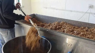 用釀白酒設(shè)備和傳統(tǒng)手藝釀造稻谷酒迎新春，每天買(mǎi)酒的人擠爆門(mén)檻