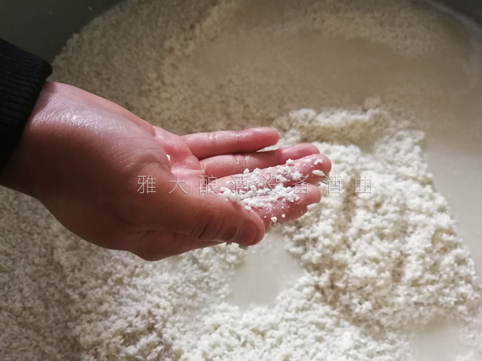 釀酒工藝-低度白酒是如何用白酒釀酒設(shè)備釀制的？2