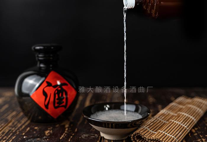 入口醇香，落口回香白酒