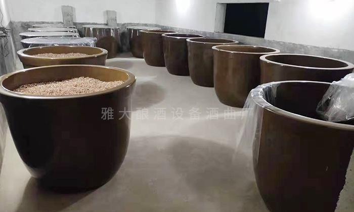 在蔣老師的指導下，釀造各種酒