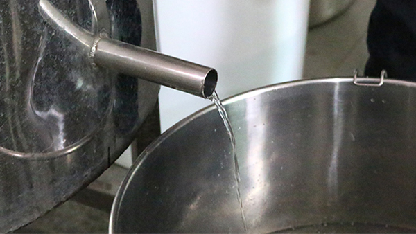 夏季用小型酒廠釀酒設(shè)備做酒產(chǎn)量驟減，他急瘋了