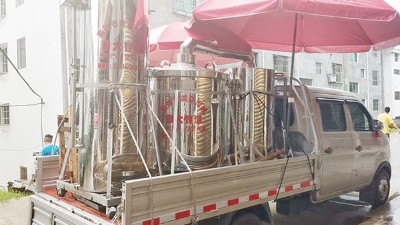推著小型烤酒設(shè)備上門加工釀酒，顧客在意的到底是什么？