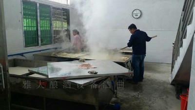 固態(tài)釀酒蒸糧時用蒸汽釀酒設(shè)備好，還是木甑好？
