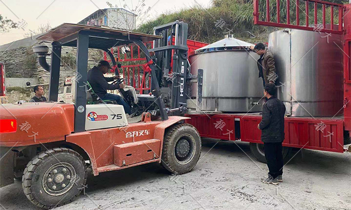 7.10雅大全套大型釀酒設備由專車送達