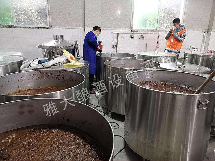 7.將紅棗鏟入不銹鋼發(fā)酵桶，加水后繼續(xù)打碎