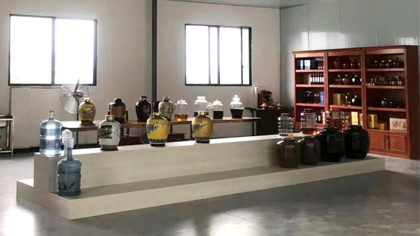 引進做酒設(shè)備開酒坊，信心滿滿打造特色餐館