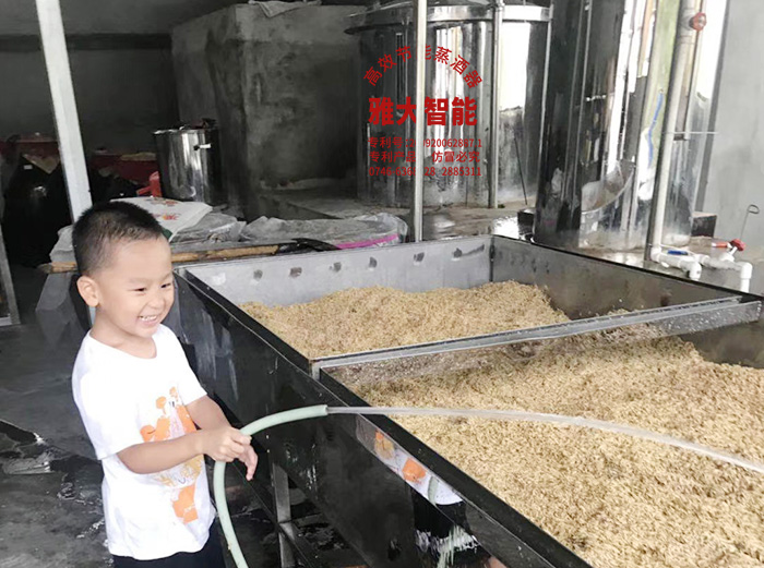 教孫子用雅大釀酒設備做酒，體驗傳統(tǒng)釀酒文化