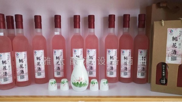 桃花源不僅桃花美，用熟料釀酒設(shè)備釀造的桃花酒更美