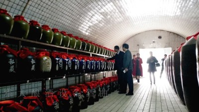 驚！原來用釀酒白酒設(shè)備釀造企業(yè)定制酒好處這么多！