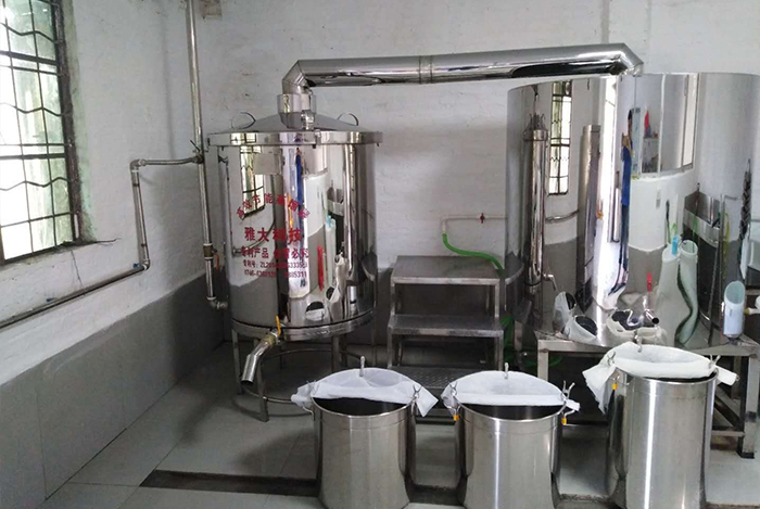10.23用雅大釀酒設(shè)備蒸酒，將酒蒸汽過氣管那頭抬高