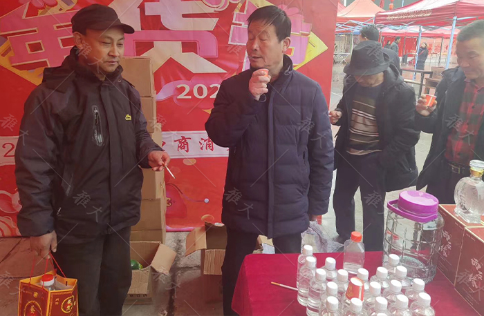 924顧客到西石酒業(yè)的展會上品酒、買
