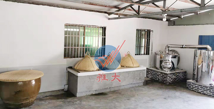 改造后的蒸酒車間設(shè)計(jì)合理，擺放整齊