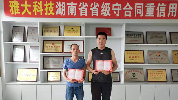 張總用釀酒蒸餾設備釀造企業(yè)專屬招待酒，卻意外成就釀酒大事業(yè)