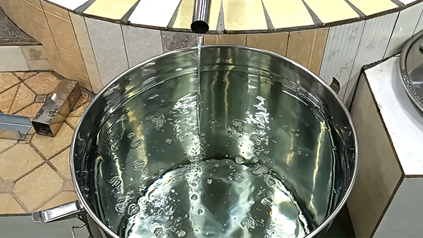 用烤酒設(shè)備烤酒時(shí)，怎樣才能得到更多低度酒？