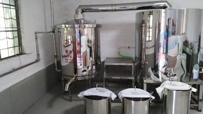用蒸酒設(shè)備做酒，這樣做出酒穩(wěn)定，出高度酒也多。