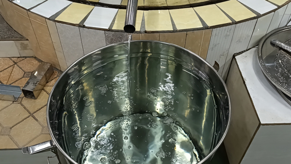 劉總回家開大型釀酒設(shè)備酒廠，實(shí)現(xiàn)中年留守村民再就業(yè)！