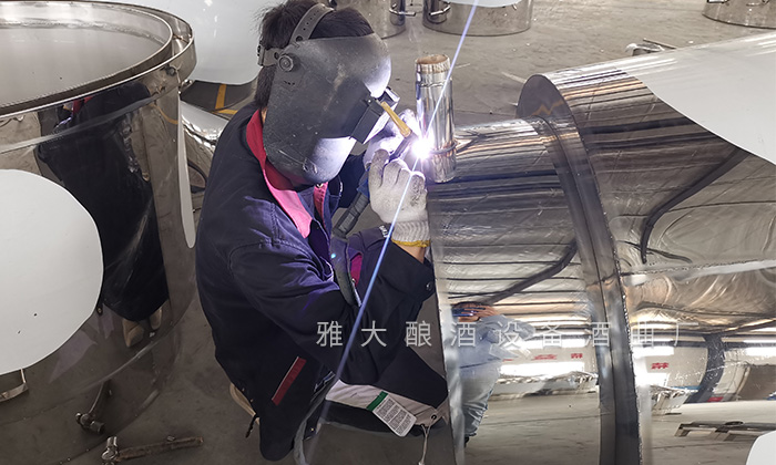 雅大釀酒設(shè)備細(xì)細(xì)打磨，以保證每臺(tái)設(shè)備的質(zhì)量