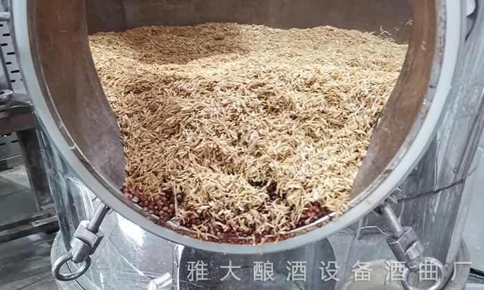 加輔料時(shí)，用蒸酒設(shè)備將稻殼蒸后再用
