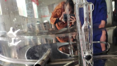白酒蒸餾設(shè)備蒸酒時(shí)，接酒的度數(shù)如何處理？
