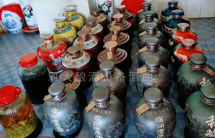 春節(jié)備貨大戰(zhàn)打響，用做酒設(shè)備釀酒的純糧酒坊已進(jìn)入賣酒高峰 2