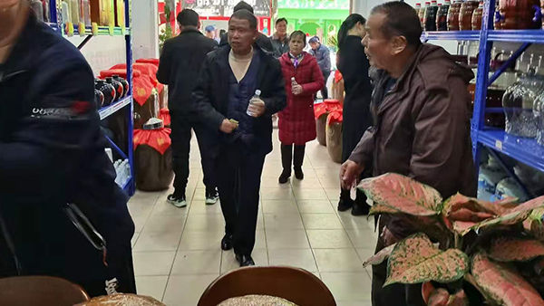 【小型酒廠釀酒設(shè)備】縣鄉(xiāng)酒市場，春節(jié)消費(fèi)的重頭戲