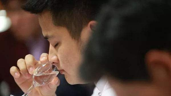 用生料釀酒設(shè)備做酒如何提升口感？
