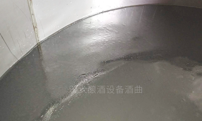 玉米釀酒設(shè)備做的尾酒中雜醇油含量高，易引起酒苦
