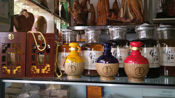 用雅大大型釀酒設(shè)備做薏米酒，“釀”出村民致富路