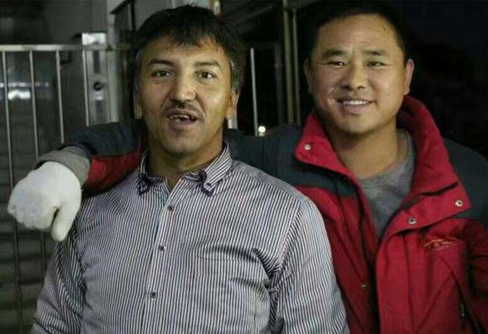 張總一行二人來雅大考察大型釀酒設備