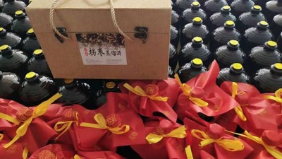 農(nóng)村老漢用山間野果結(jié)合現(xiàn)代制酒設(shè)備做酒，30元/斤還不愁賣