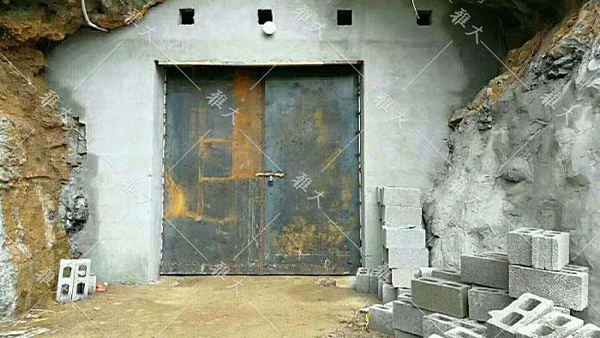 引進大型釀酒設(shè)備，酒旅融合，依托溶洞優(yōu)勢資源打造特色洞藏酒