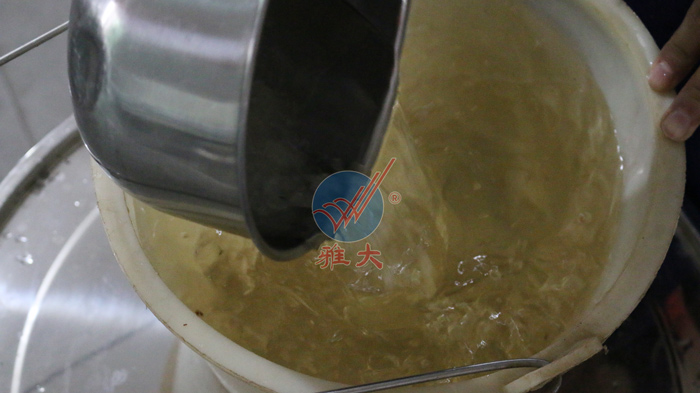 3、橙子釀酒技術(shù)-按比例稱好冰糖，并加熱水融化
